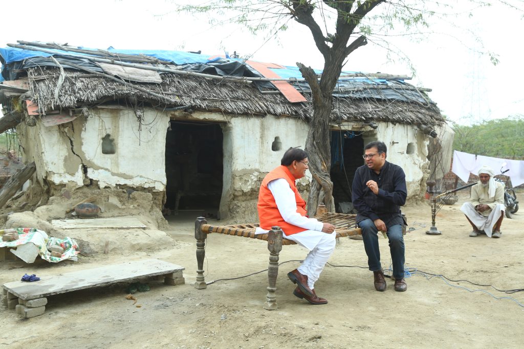 Dr Bindeshwar Pathak and Dr Sunoor Verma engrossed in a discussion on empowerment in rural Haryana.